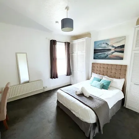 Newly Refurbished 2 Bedroom Flat - Long Stays Avl